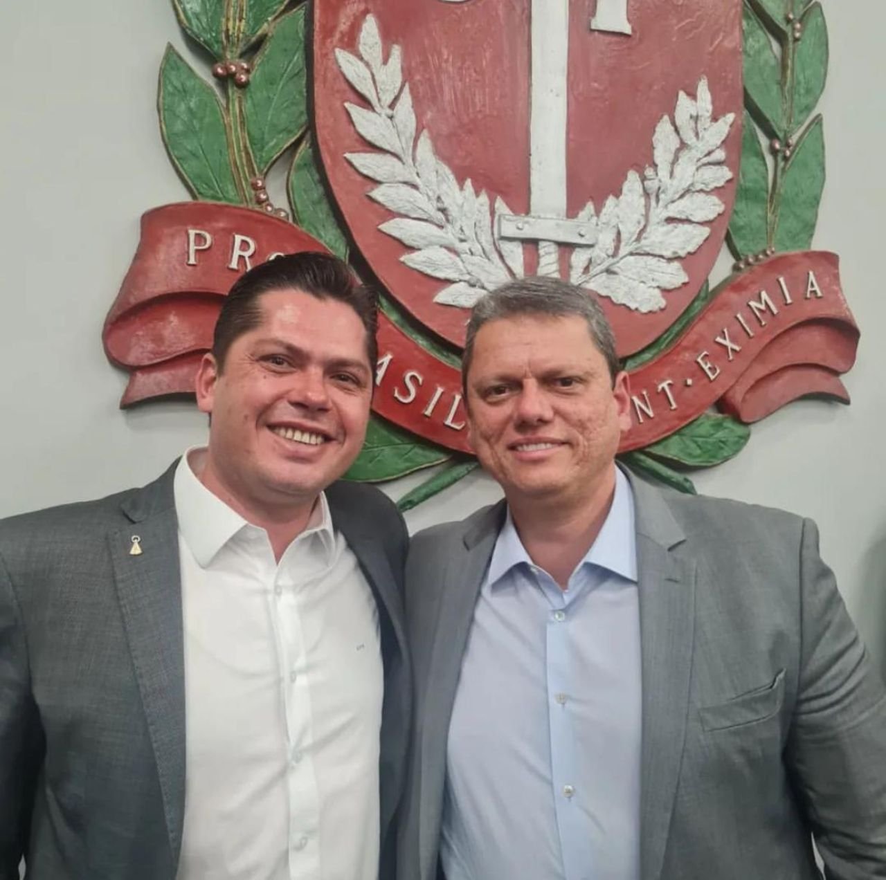 Governador Tarcísio de Freitas entrega as chaves das moradias do Residencial Cristóvão Colombo em Itapetininga e anuncia a construção do Hospital Regional, destacando benefícios para mais de 750 mil pessoas com atendimento de saúde especializado.